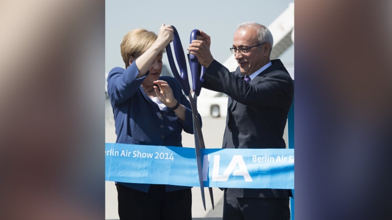 المستشارة الألمانية أنجيلا ميركل ووزير النقل التركي يقطعان شريط افتتاح معرض برلين للطيران