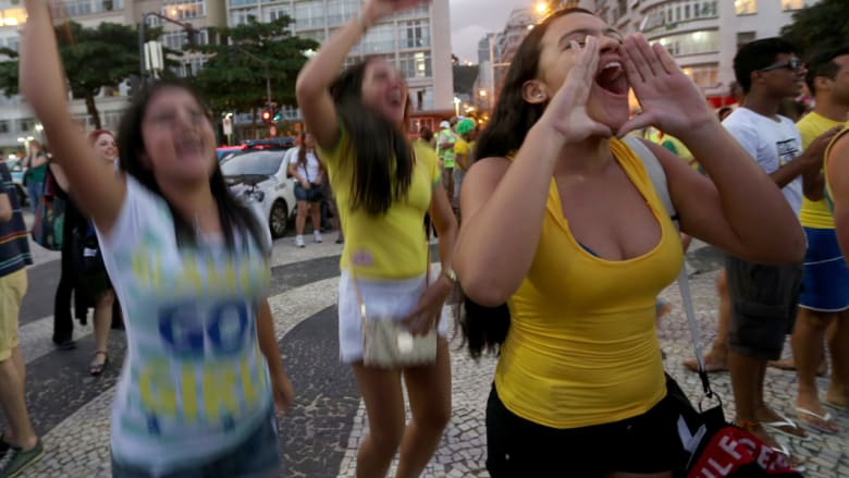 مشجعات أمام شاشة عملاقة في ريو دي جانيرو