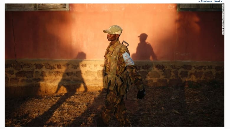 مقاتل سيليكا من جمهورية أفريقيا الوسطى يمشي في قرية قريبة إلى حدود جمهورية الكونغو الديمقراطية.