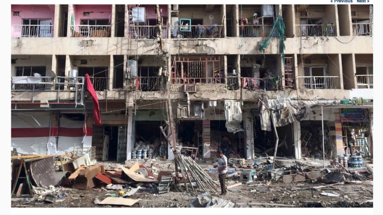 -آثار انفجار سيارة في بغداد يوم 8 يونيو/حزيران 2014