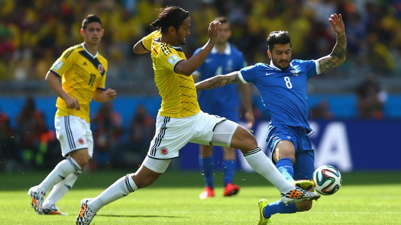 أبل أغويلار من كولومبيا وباناغويتيس كون من اليونان خلال مباراة فازت بها كولومبيا بثلاثة أهداف مقابل لا شيء.