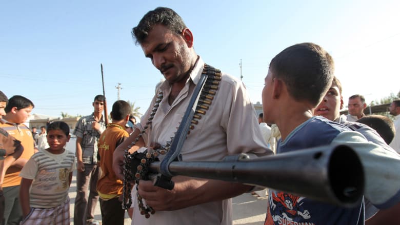 النجف .. أحد المتطوعين للقتال إلى جانب القوات الحكومية العراقية