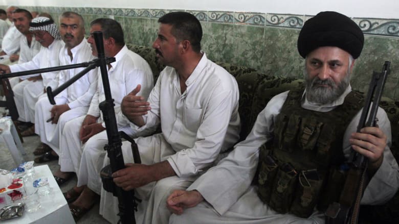 شيخ شيعي يحمل السلاح مع مجموعة في بلدة جديدة محافظة ديالى