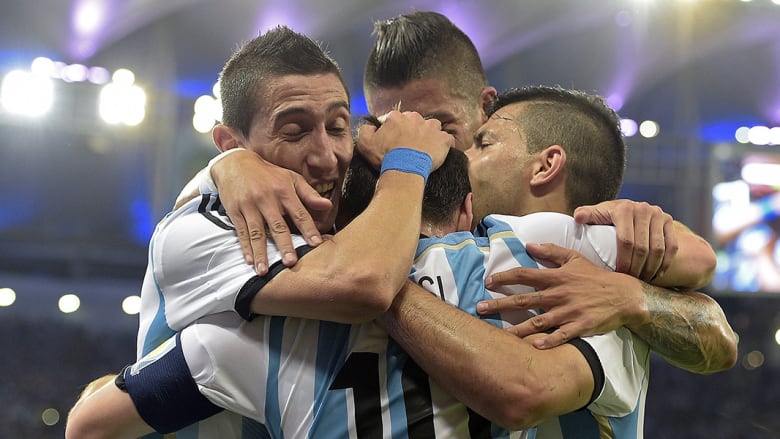 الفريق الأرجنتيني يحتفل.