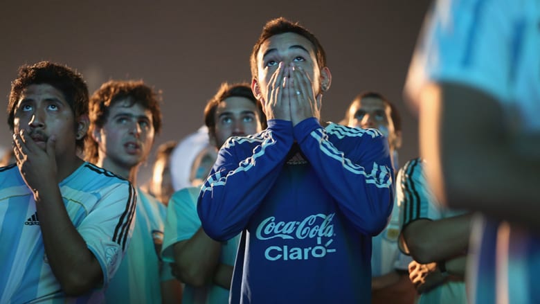 مشجعون أرجنتينيون يشاهدون آخر لحظات المباراة.