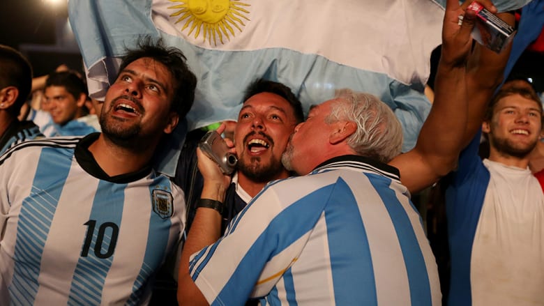 مشجعو الأرجنتين يحتفلون بفوز فريقهم ضد البوسنةوالهرسك.