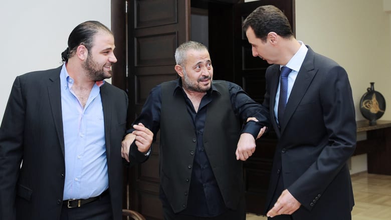 الرئيس السوري يساعد وسوف على المشي الى المكان الذي سيجلسون فيه