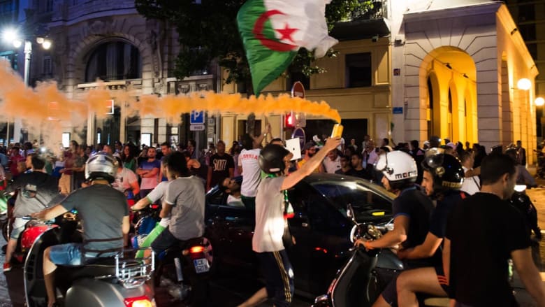 فرحة الجزائريين من بورتو أليغري إلى مرسيليا