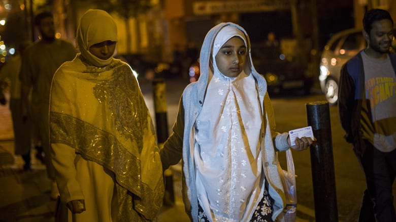 مسلمات في انكلترا لندن في طريقهن لأداء صلاة التراويح.