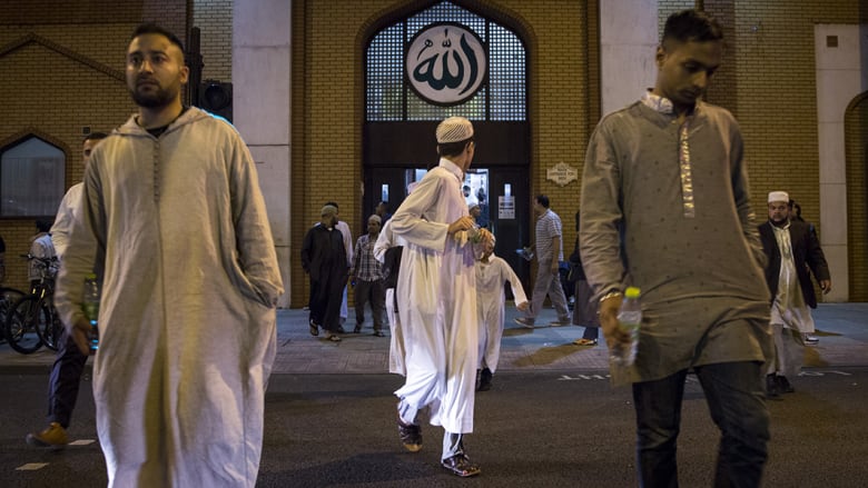 مسلمون في انكلترا لندن بعد أداء صلاة التراويح.