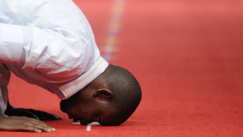 رجل يقيم الصلاة في مسجد السلام بفرنسا.