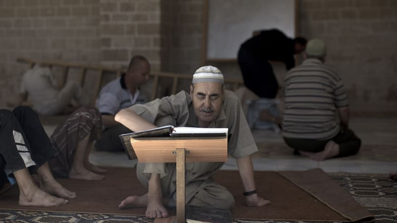 رجل فلسطيني يتلو  القرآن داخل مسجد العمري في أول يوم رمضان.