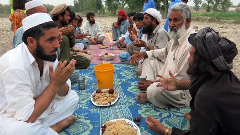 مدنيون في باكستان مشردون داخل البلاد هربوا من عملية عسكرية ضد طالبان في شمال وزيرستان خلال موعد الإفطار.