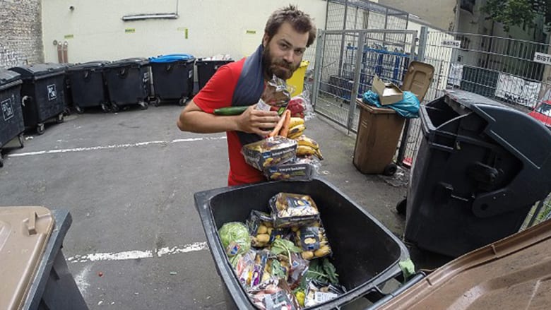 شاب فرنسي يأكل من القمامة 10 أسابيع