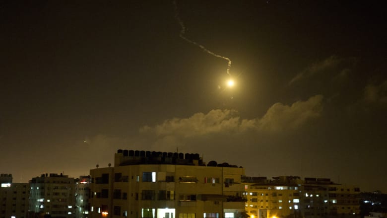 قنبلة ضوئية أطلقها الجيش الإسرائيلي فوق قطاع غزة، قبيل شن حملات قصف جوي استهدفت مواقع تابعة لحركتي حماس والجهاد الإسلامي.