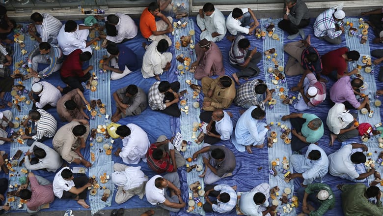 صائمون يتناولون طعام الإفطار غروب الشمس في دبي بدولة الإمارات.