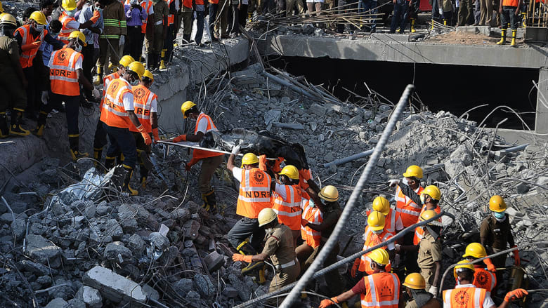 عمال إنقاذ في شيناي بالهند بعد انهيار مبنى جراء أمطار غريزة.
