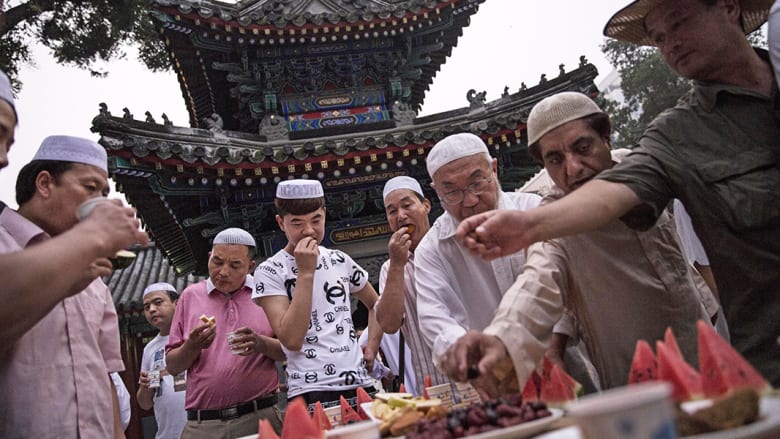 صائمون يفطرون في مسجد نيوجيه ببكين.