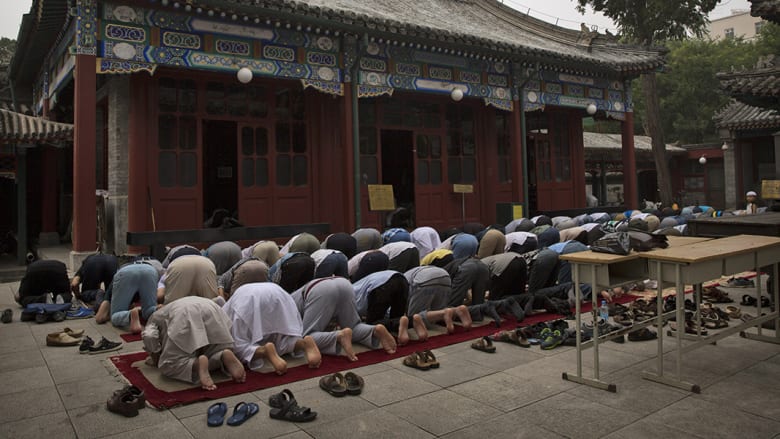 رجال يصلون صلاة الجمعة في مسجد تانتشينغ في مقاطعة شاندونغ شرق الصين.