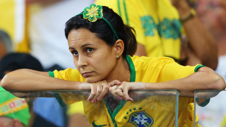 بالصور.. صدمة الجماهير البرازيلية بعد أهداف ألمانيا 