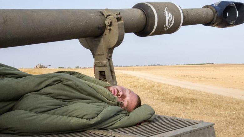 جندي اسرائيلي ينام على مدفع عيار 155 ملم قرب حدود غزة 