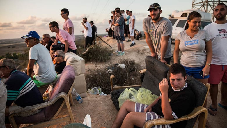 صحف العالم: إسرائيليون يهللون لقصف أهداف بغزة في"سينما سديروت" 