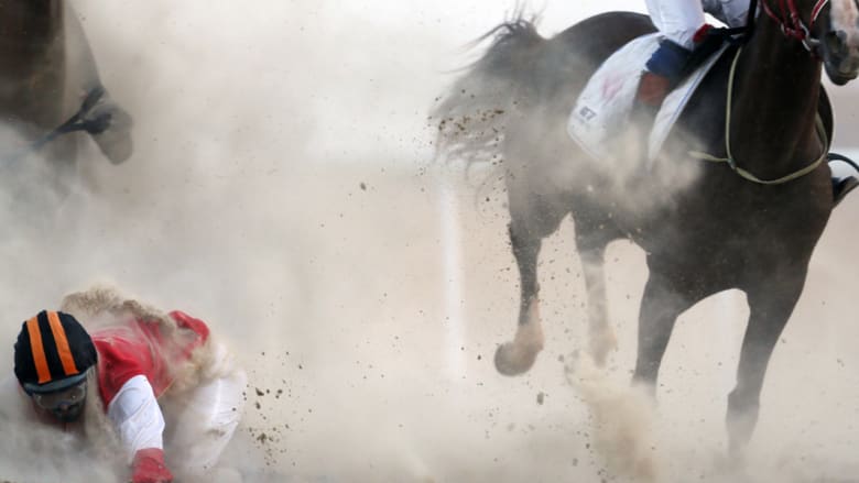 بالصور..كيف تتنافس الخيول عبر الكثبان الرملية في الصحراء