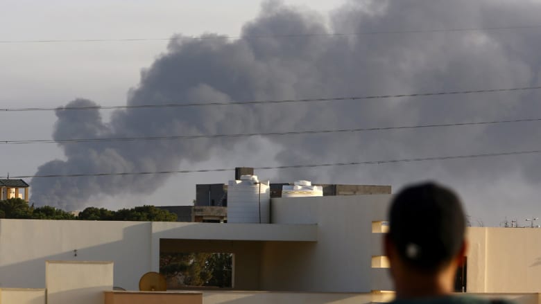 ليبيا: عشرات القتلى وحريق هائل بمعارك مطار طرابلس والبنك المركزي ينفي سرقة احتياط الذهب