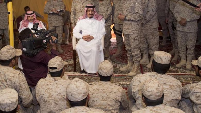 الأمير سلمان يعايد الجنود