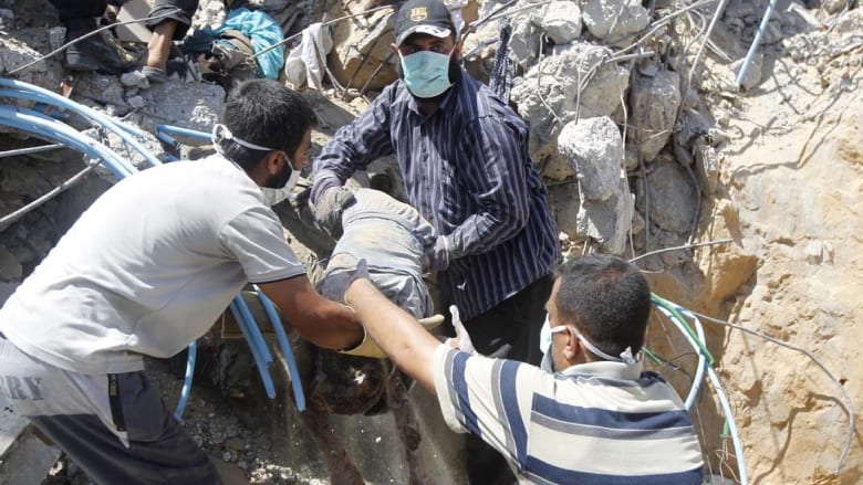 انتشال الجثث من منزل مدمر في غزة