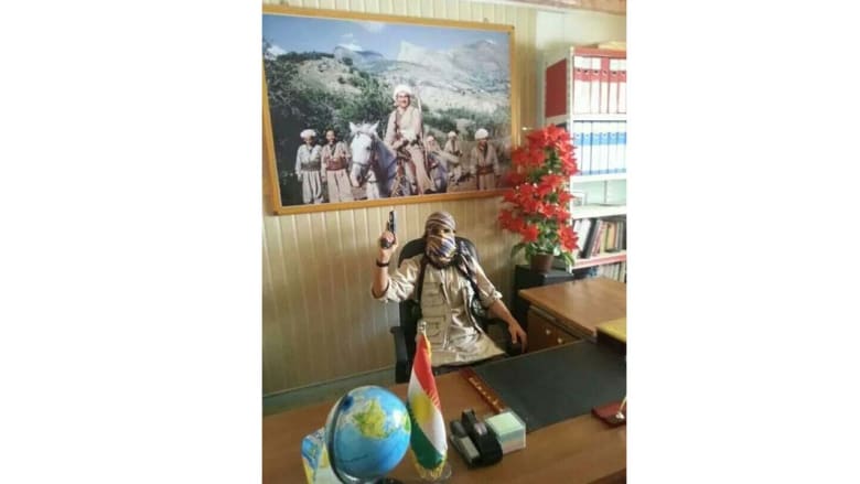 أحد عناصر "داعش" في مكتب رئيس المجلس المحلي لبلدة سنجار