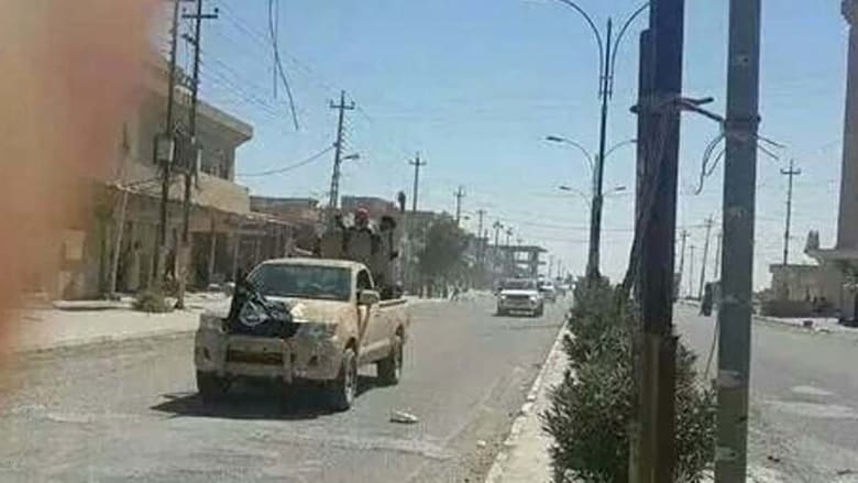 موكب سيارات تحمل عناصر من داعش في سنجار