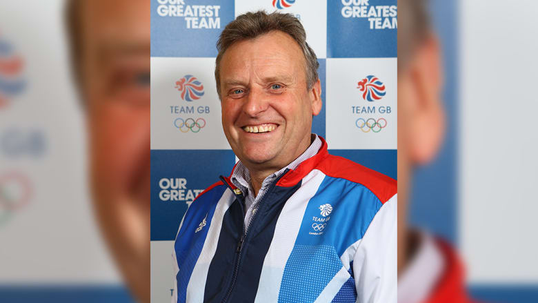 هايدن برايس بيطار خيل يعمل مع أفضل الفرسان في بريطانيا. وقد ساعد فريق GB لوصول الأولومبياد في سباق قفز الحواجز والترويض في لندن عام 2012