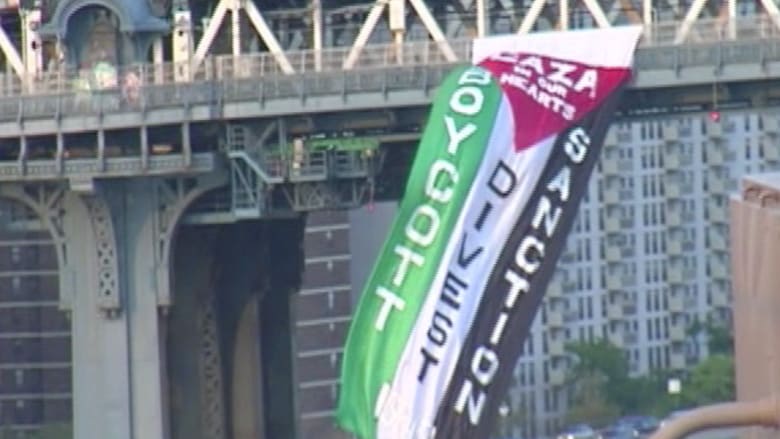نيويورك.. العلم الفلسطيني يرفرف على جسر بروكلين 