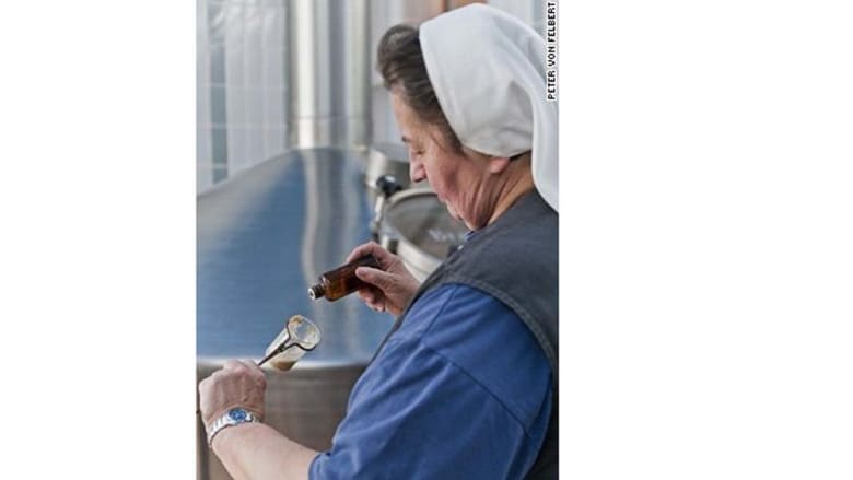 في خضم ثقافة الجعة المحلية في بافاريا، تعتبر الأخت دوريس دليلاً حياً على أن المرأة في ألمانيا ليس مقدراً لها فقط أن تعمل كنادلة تقدم الجعة في الحانات،