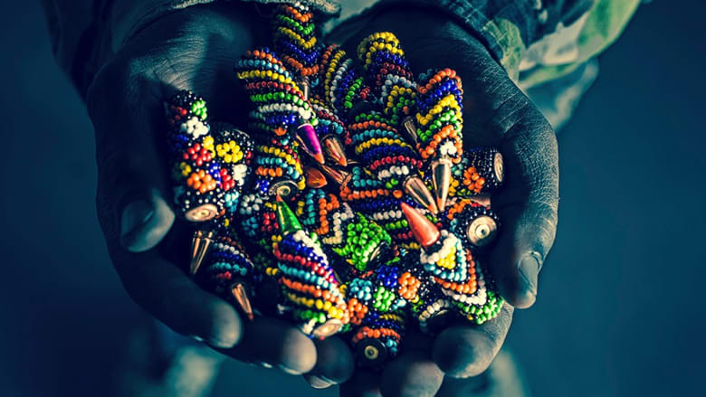 الهدوء المضطرب لأسلحة أفريقيا.. عندما تجتمع الفنون مع الألوان والحزن