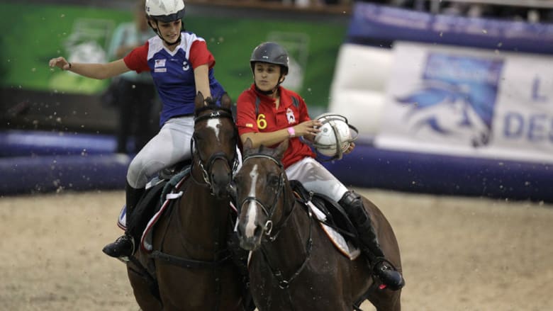 تدافع وقساوة في "كرة الأحصنة" والرشاقة بقفز الحواجز في ألعاب الفروسية 2014 