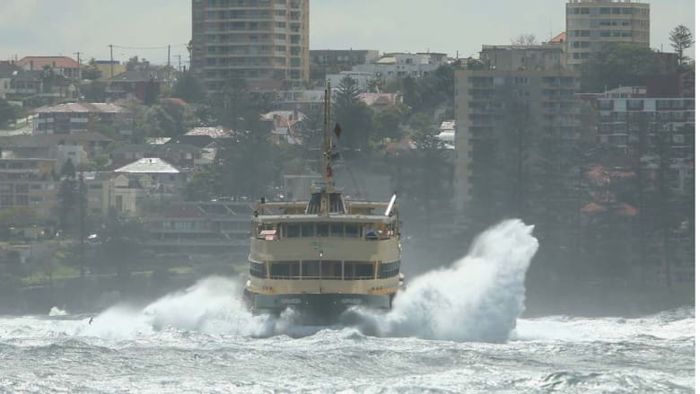 سيدني، إستراليا -- أمواج عالية وعواصف تشهدها سواحل سيدني حيث بلغت سرعة الرياح 93 كيلومترا في الساعة 3 سبتمبر/ إيلول 2014