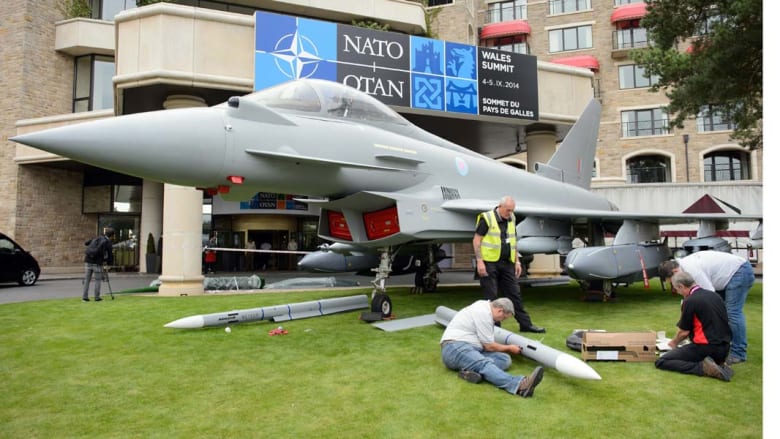 ويلز، المملكة المتحدة -- حرفيون يقومون بصنع نموذج لطائرة تايفون المقاتلة، بحجمها الطبيعي أمام أحد الفنادق التي تستضيف قمة حلف الناتو 3 سبتمبر/ أيلول 2014