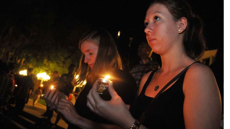 أورلاندو، فلوريدا، الولايات المتحدة-- وقفه بالشموع في جامعة سنترال فلوريدا حدادا على الصحفي الأمريكي ستيفن سوتلوف الذي قتل على أيدي تنظيم داعش، الصورة في 3 سبتمبر/ ايلول 2013
