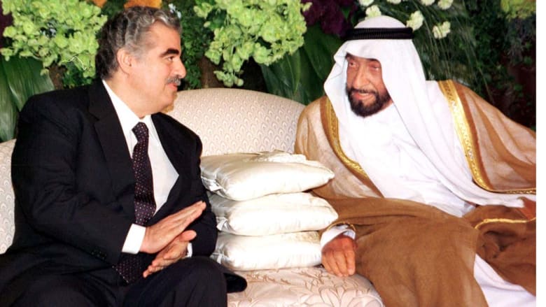 الشيخ زايد بن سلطان آل نهيان حاكم دولة الإمارات العربية المتحدة الراحل، مع رئيس وزراء لبنان الراحل رفيق الحريري في لقاء جمعهما في دبي 17 مارس/ آذار 1999