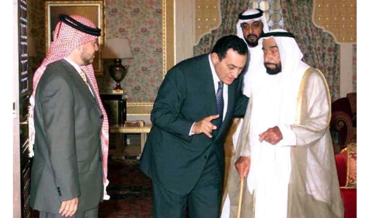 الشيخ زايد بن سلطان حاكم الإمارات الراحل مع الرئيس المصري السابق حسني مبارك، والعاهل الأردني الملك عبدالله الثاني