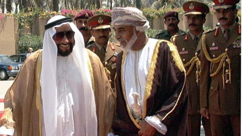 الشيخ زايد بن سلطان حاكم الإمارات الراحل مع السلطان قابوس سلطان عمان في صحار بعد ترسيم الحدود بين البلدين 1 مايو/ أيار 1999