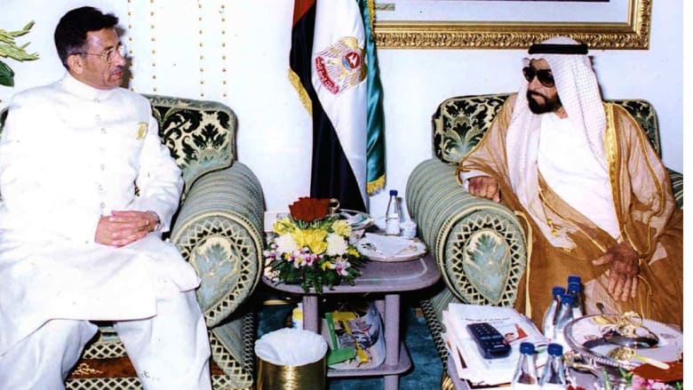 الشيخ زايد بن سلطان آل نهيان حاكم الإمارات الراحل، مع الرئيس الباكستاني السابق برويز مشرف في أبو ظبي 27 أكتوبر/ تشرين الثاني 1999