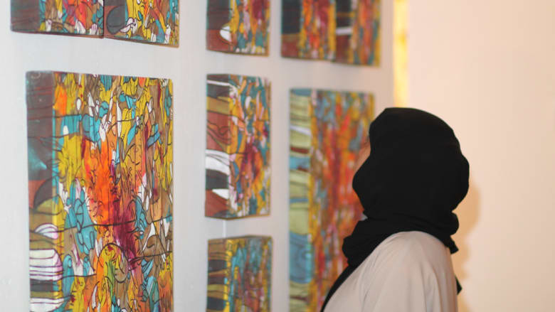 عواطف آل سلوان..فنانة سعودية تتقن فن الباتيك الآسيوي