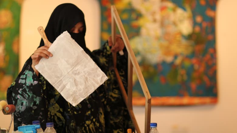 عواطف آل سلوان..فنانة سعودية تتقن فن الباتيك الآسيوي