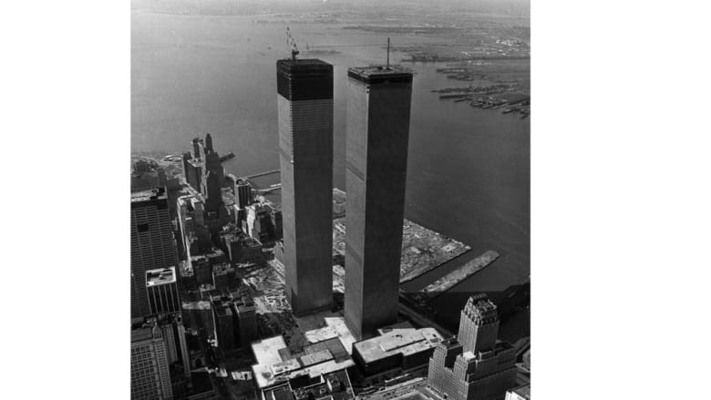 برجا مركز التجارة العالمي في مراحل بنائهما الأخيرة 1971