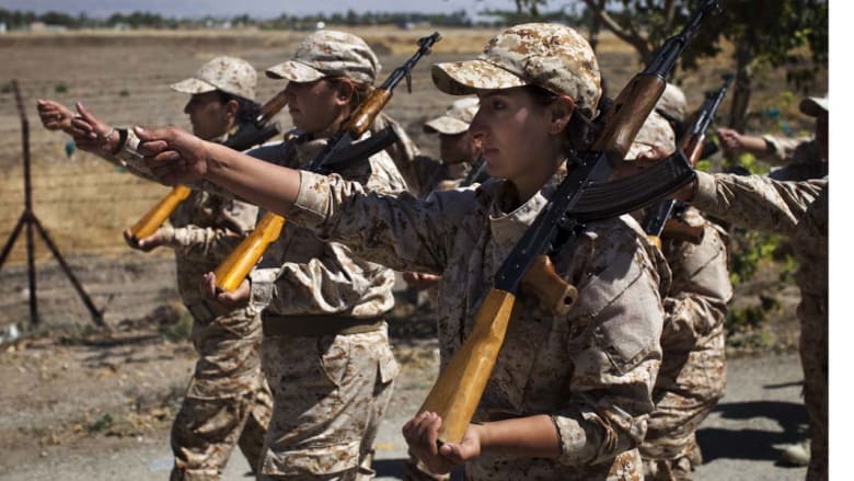 مجندات في صفوف البيشمرغة الكردية كمتطوعات، يتسحلن ببنادق كلاشينكوف في تدريب عسكري في قاعدة بالقرب من السليمانية شمال العراق، 10 سبتمبر/ أيلول 2014