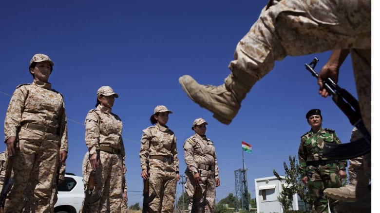 مجندات في صفوف البيشمرغة الكردية كمتطوعات، يتسحلن ببنادق كلاشينكوف في تدريب عسكري في قاعدة بالقرب من السليمانية شمال العراق، 10 سبتمبر/ أيلول 2014
