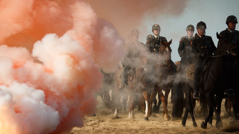 بالصور..هل تهزم الخيول بين النار والدخان؟ 